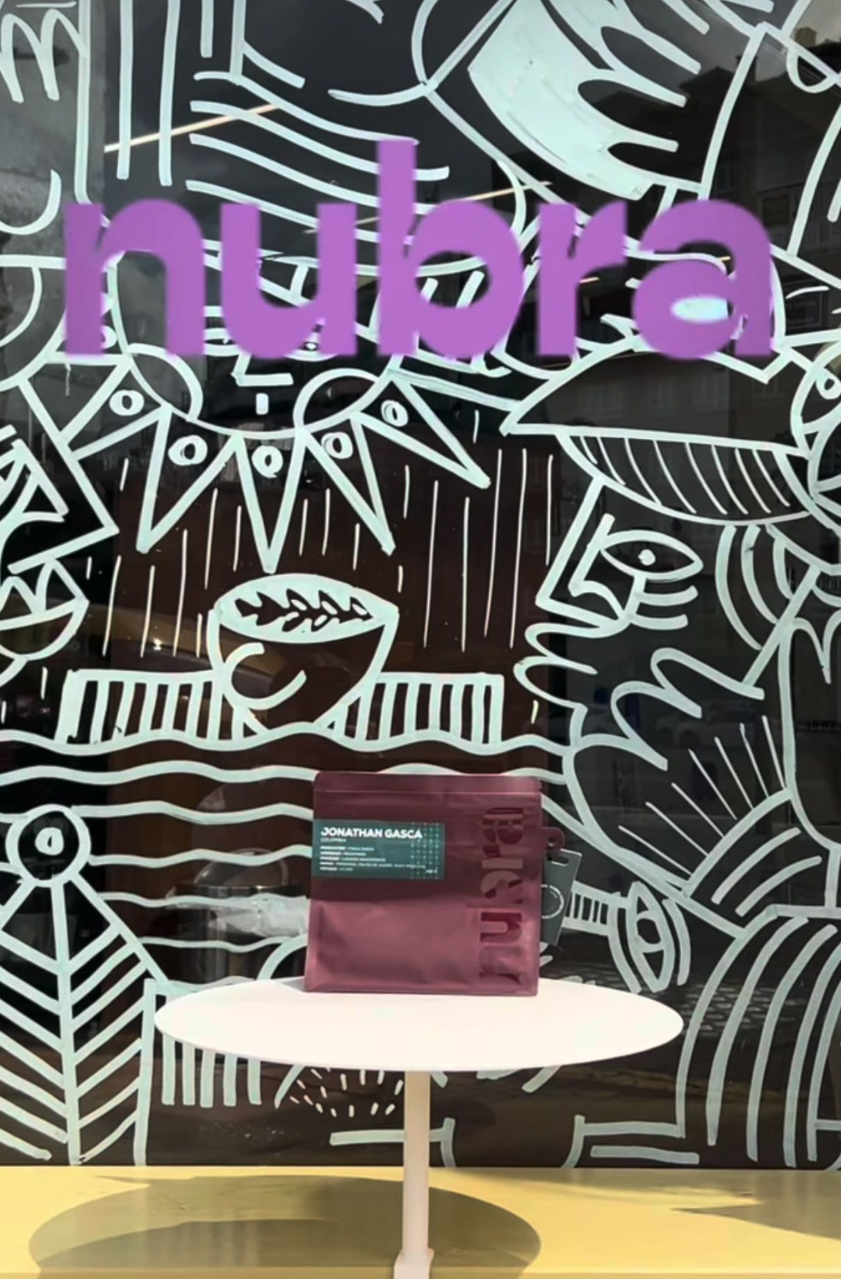 Collab con nubra: tarta sobre mesa blanca frente al mural